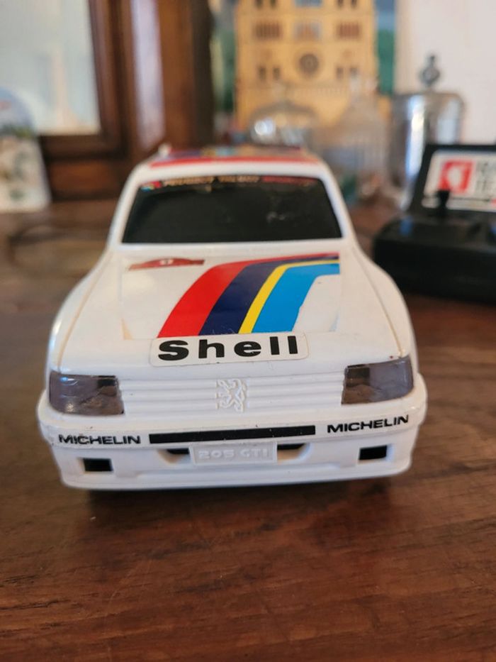 Vends Peugeot 205 rallye vintage commande filaire (ne marche pas petits moteurs à changer) - photo numéro 2