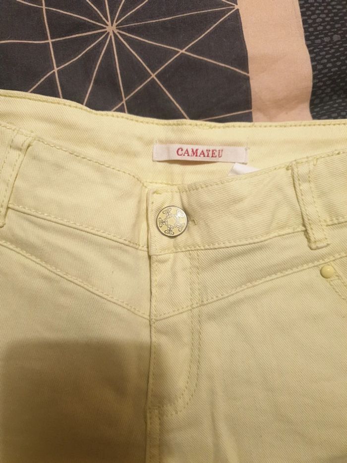 Short jaune - photo numéro 3