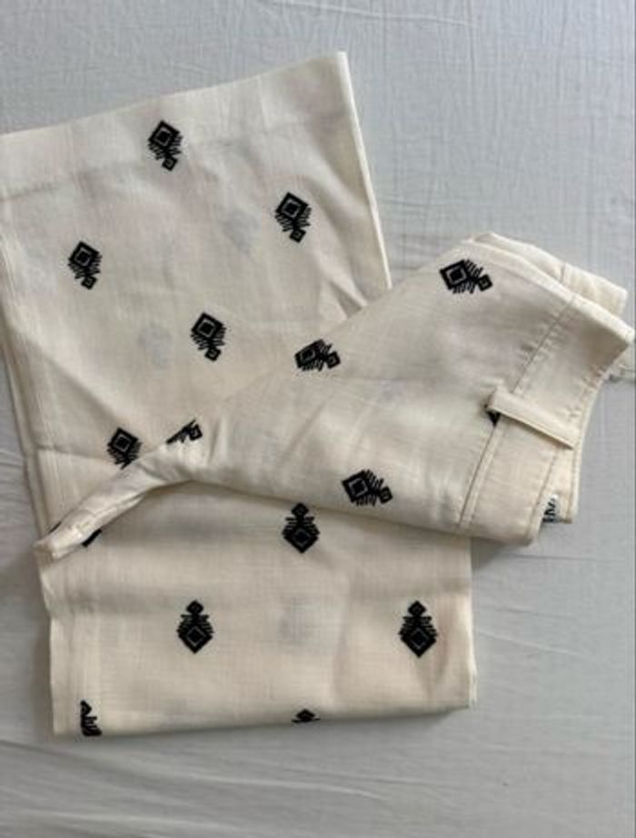 Pantalon Zara écru brodé noir – Taille S – Coupe droite chic - photo numéro 4