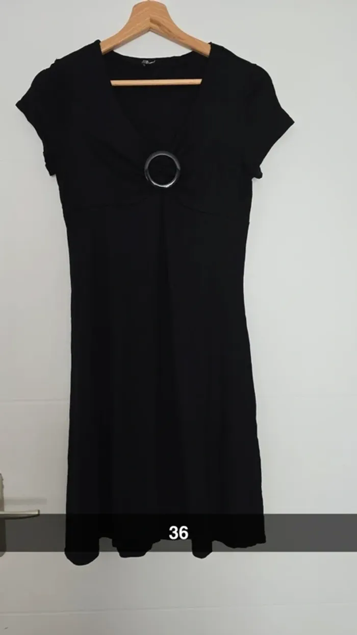 Robe noir à manches courtes