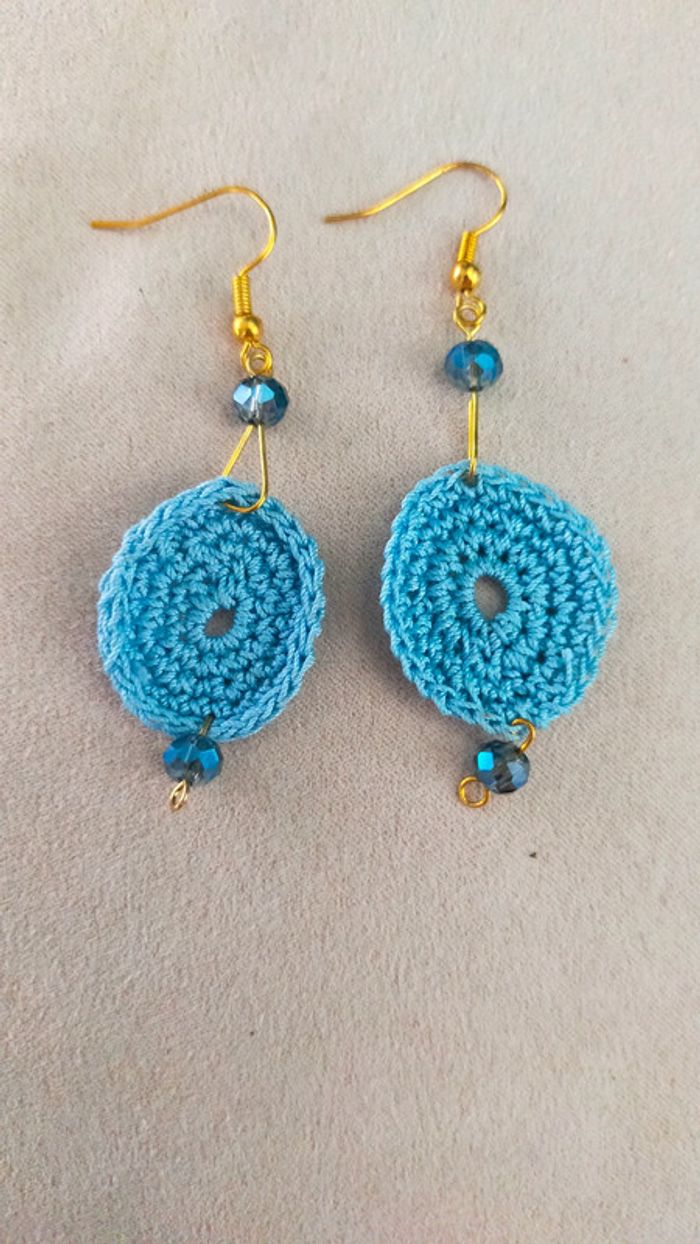 Boucles d’oreilles crochet bleu ciel & perles facettées – Fait main - Collection Brume Bleue