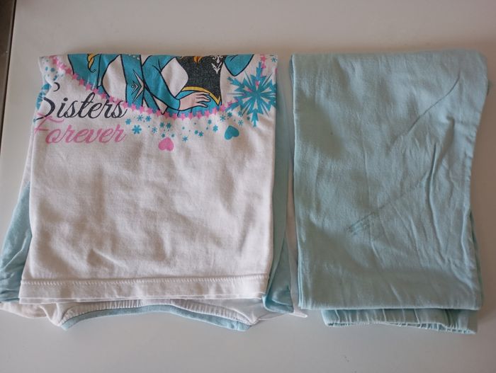 Pyjama 2 pièces. 8 ans . Coton blanc et bleu turquoise clair . Disney Reine des Neiges. Elsa et Anna. Très bon état. - photo numéro 2