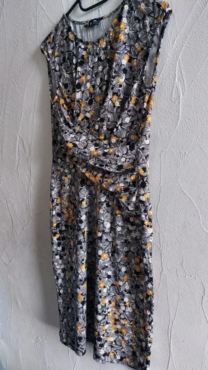 Robe fleurie élégante Taille 1 - photo numéro 2