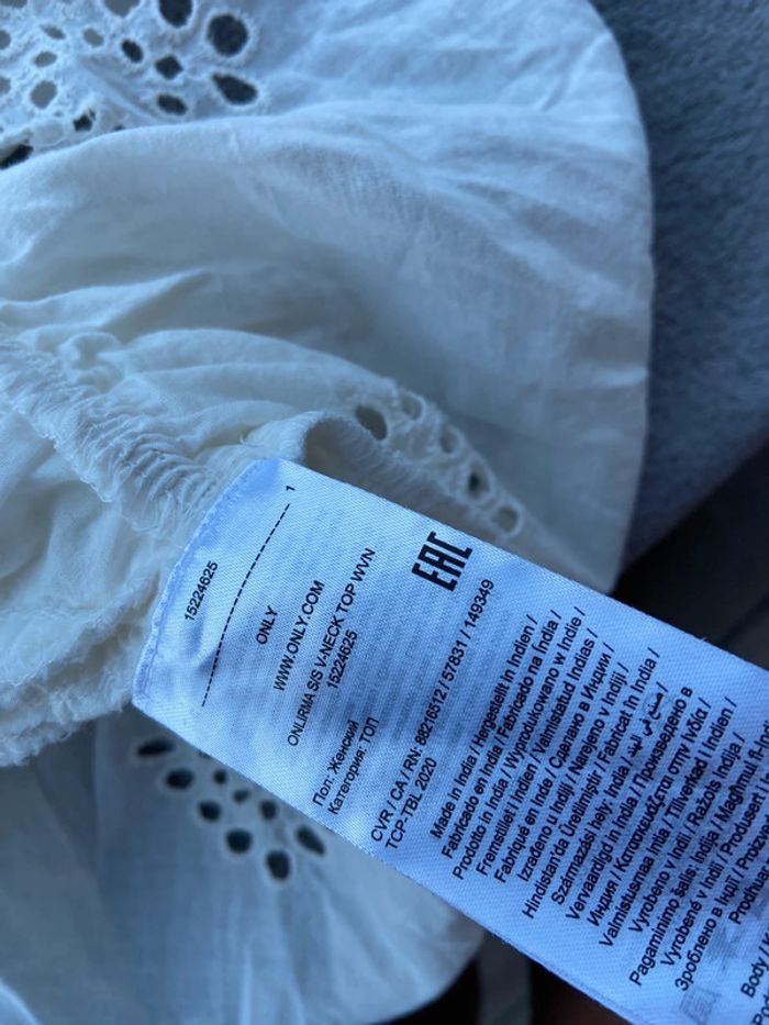 Haut blanc à volants / Taille M - photo numéro 4