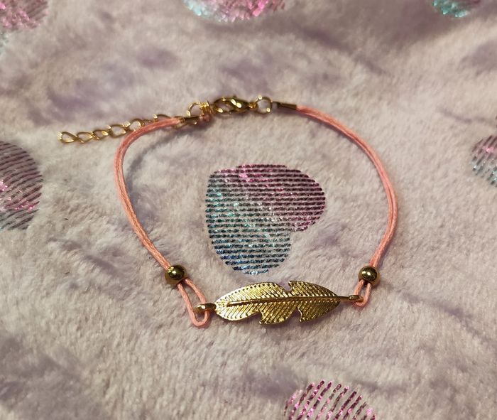 Bracelet rose avec breloque feuille dorée ajustable - photo numéro 2