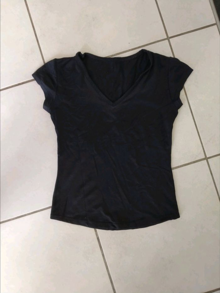 Tee shirt noir . Col en V. taille 6