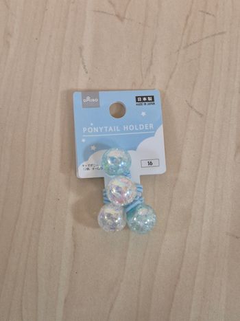 Set 2 élastiques cheveux boules bleu ciel et blanche irisées