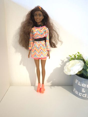 🛼 jolie poupée Barbie Roller tenue pulticolore zig-zag 🌈