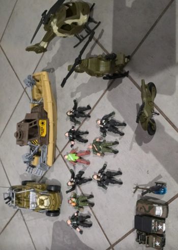 Vends lot figurine et véhicule militaire