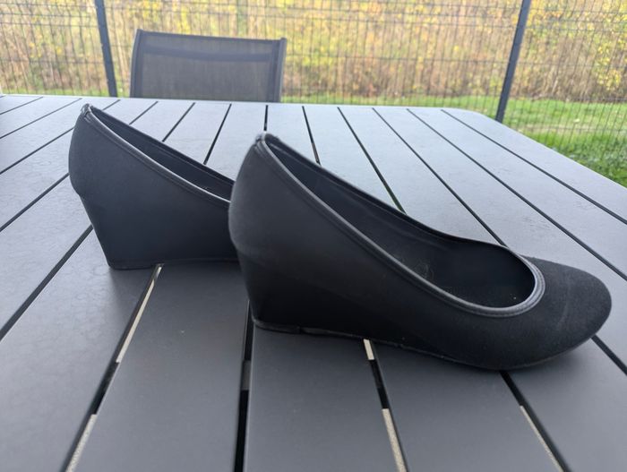 Vend chaussures pour femme en taille 39
Talons compensés. Semelle intérieure cuir 
En bon état - photo numéro 3