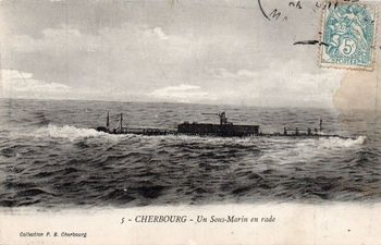 CPA - Marine de Guerre  - CHERBOURG - Un SOUS-MARIN "en rade " - N°7597