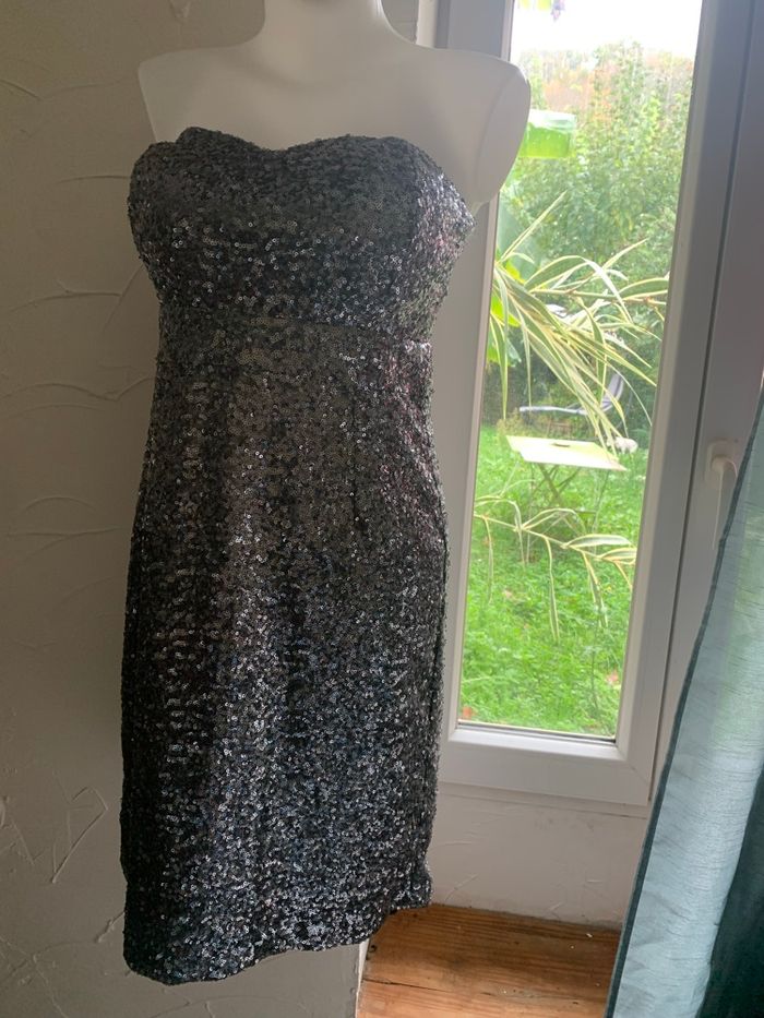 Robe Pink boom taille M grise à sequin tres bon état