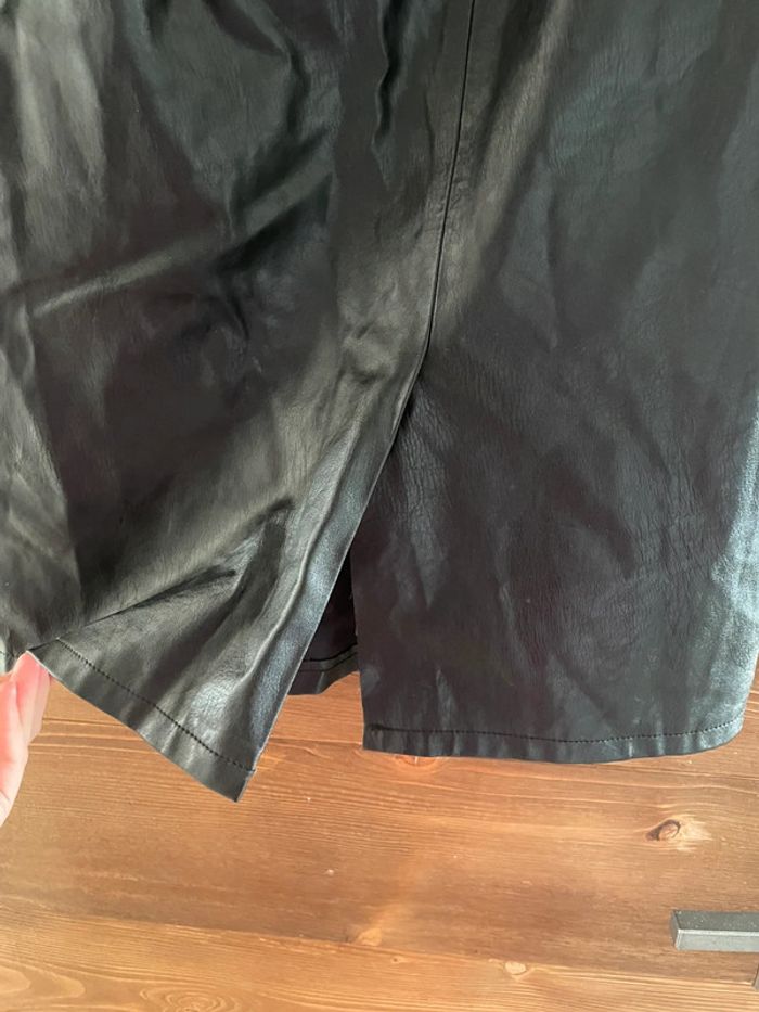 Jupe portefeuille en simili cuir noir - photo numéro 4