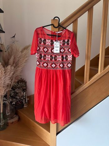 Robe Zara neuve avec étiquette rouge avec broderies noires blanches et vertes taille M