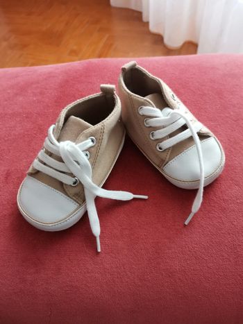 Petites chaussures / chaussons 9/12 mois jamais portées