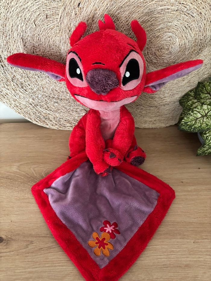 Doudou Leroy rouge mouchoir violet fleur Lilo et stitch Disney