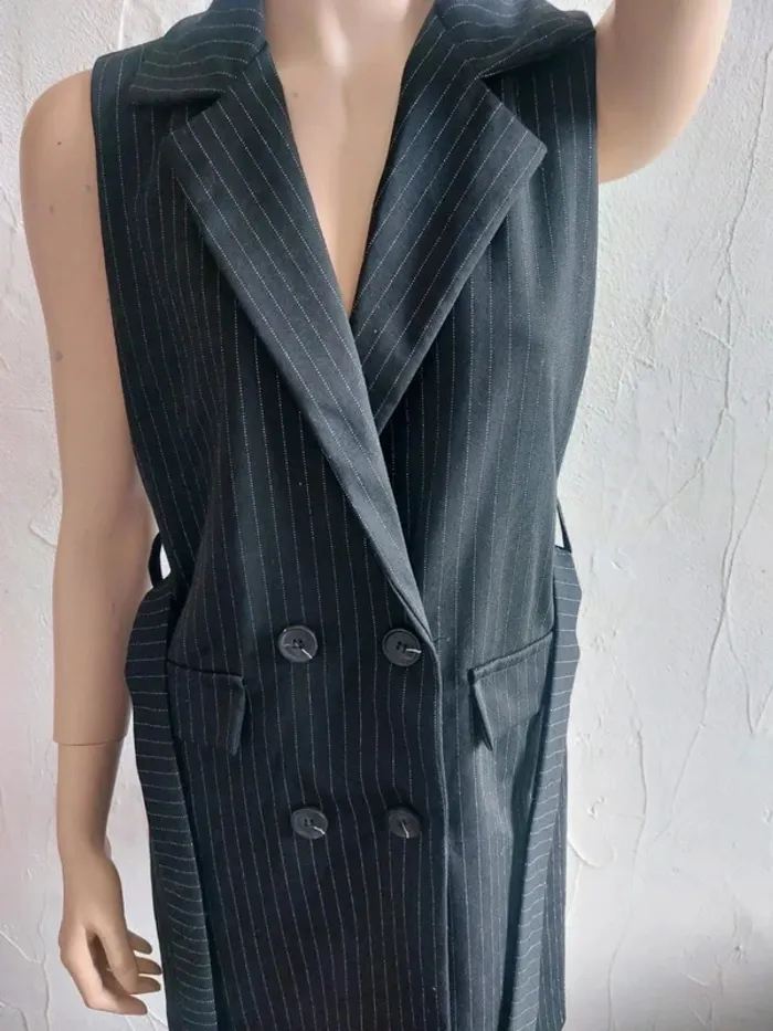 Veste sans manches à rayures avec ceinture