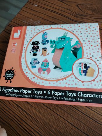 6 figurines en papier