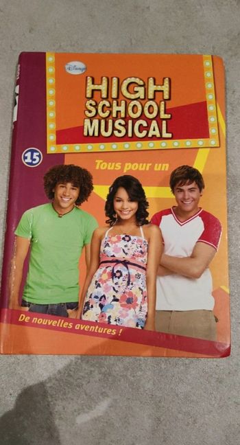 Livre high school musical tous pour un