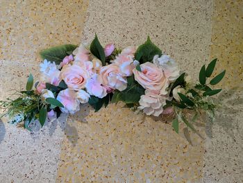 Déco fausses fleurs neuves mariage