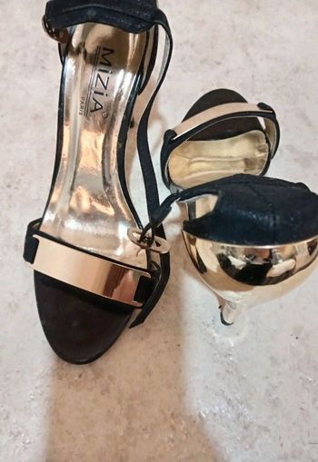 Chaussures à talons noires et dorées 