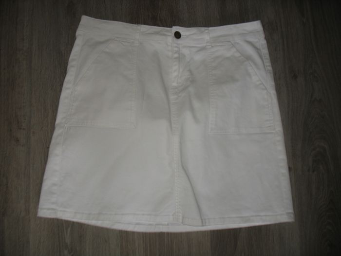 JUPE COURTE BLANCHE "IN EXTENSO" - TAILLE 42 - n°04