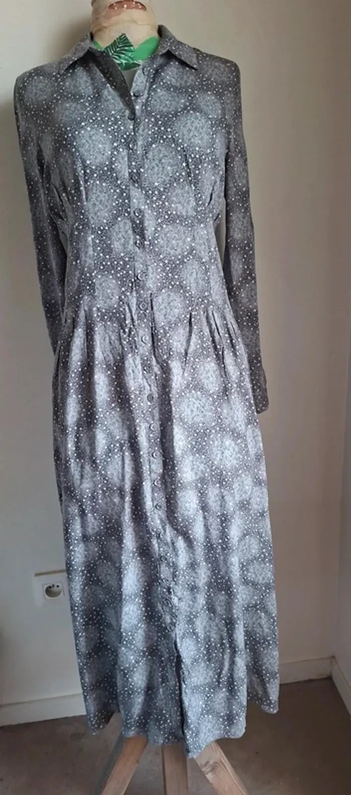 Robe longue grise à motifs - Last Queen Paris - boutonnée, neuve, taille S - photo numéro 2