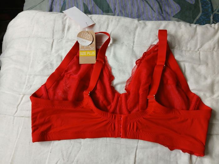 Soutien gorge rouge - photo numéro 3