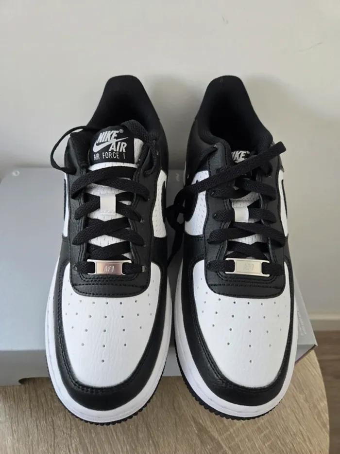 Nike air force 1 taille 38,5 neuves blanc noir - photo numéro 4