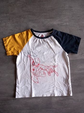 Tee-shirt garçon Marvel 8 ans.