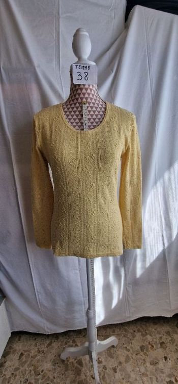 Tee-shirt, jaune, en polyester & elasthanne, en très très bon état, longueur 59cm