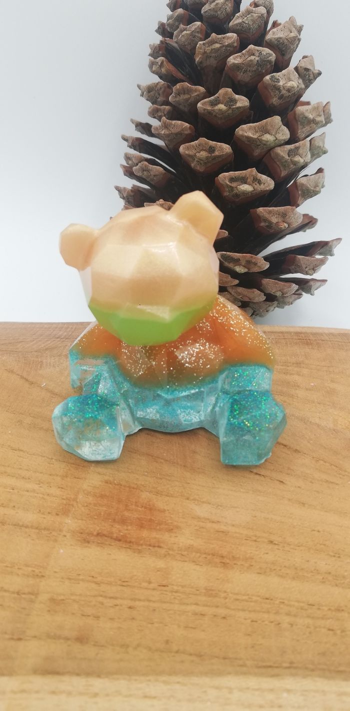 Ourson assis en résine