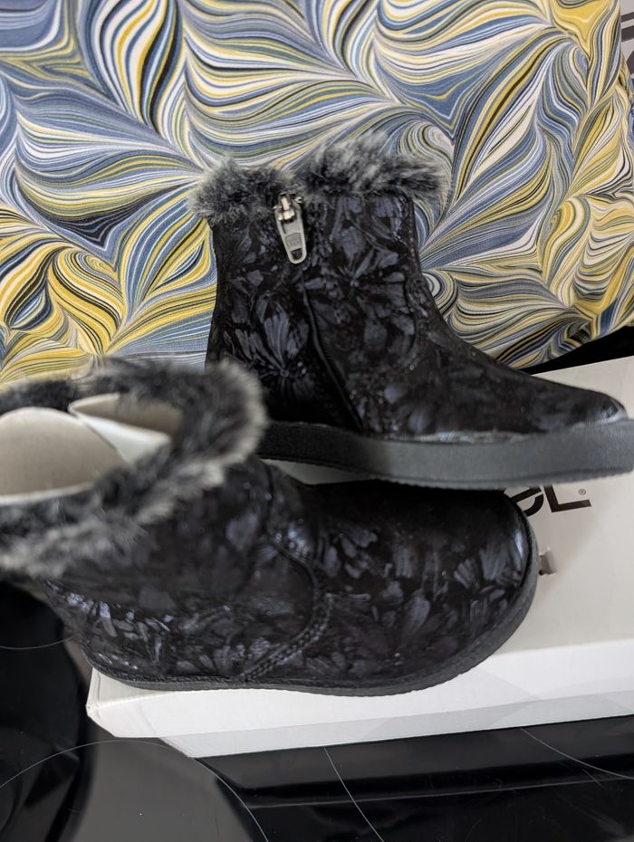 Chaussures montantes en cuir tout doux et souple. Taille 23. Neuf. Noël
