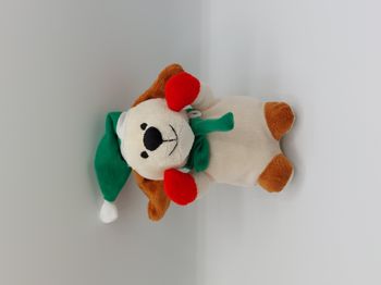 Peluche doudou chien écru crème FIZZY marron rouge bonnet vert écharpe 19 cm