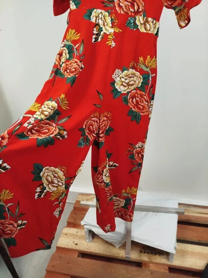 Combinaison rouge Neuve Boohoo - taille 36 - motifs fleurs pivoine A616 - photo numéro 3