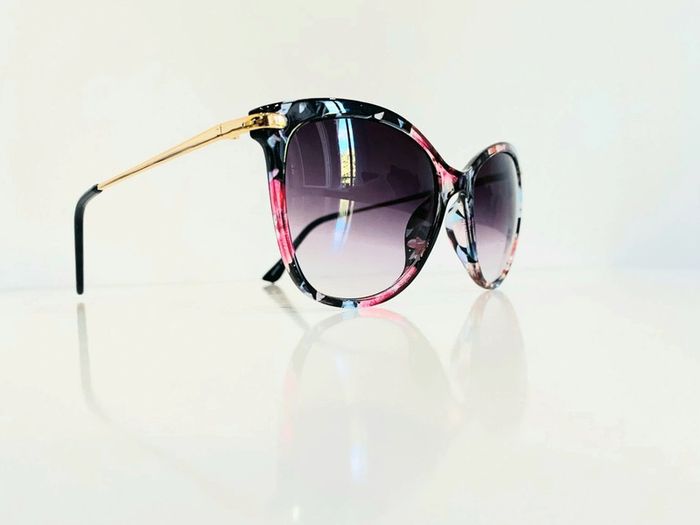 Lunette de soleil femme cats fleurie et dorée verres dégradés UV protection catégorie 3