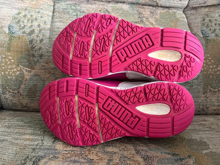 Paire de basket marque puma rose foncé et blanc - photo numéro 4