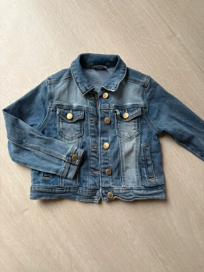 Veste en jean tape à l’œil
