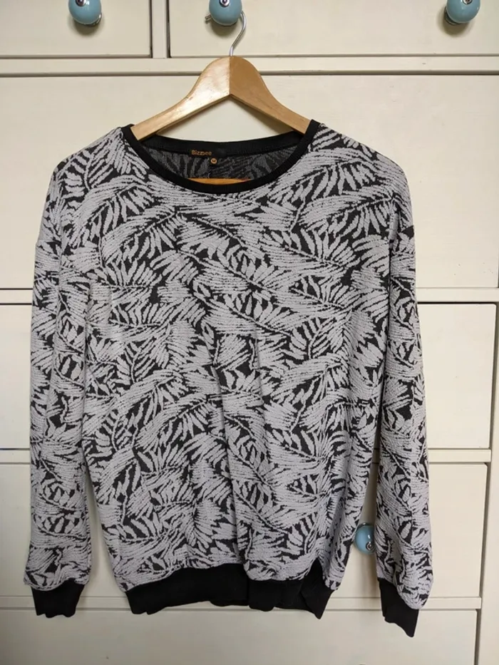 Pull motif feuille