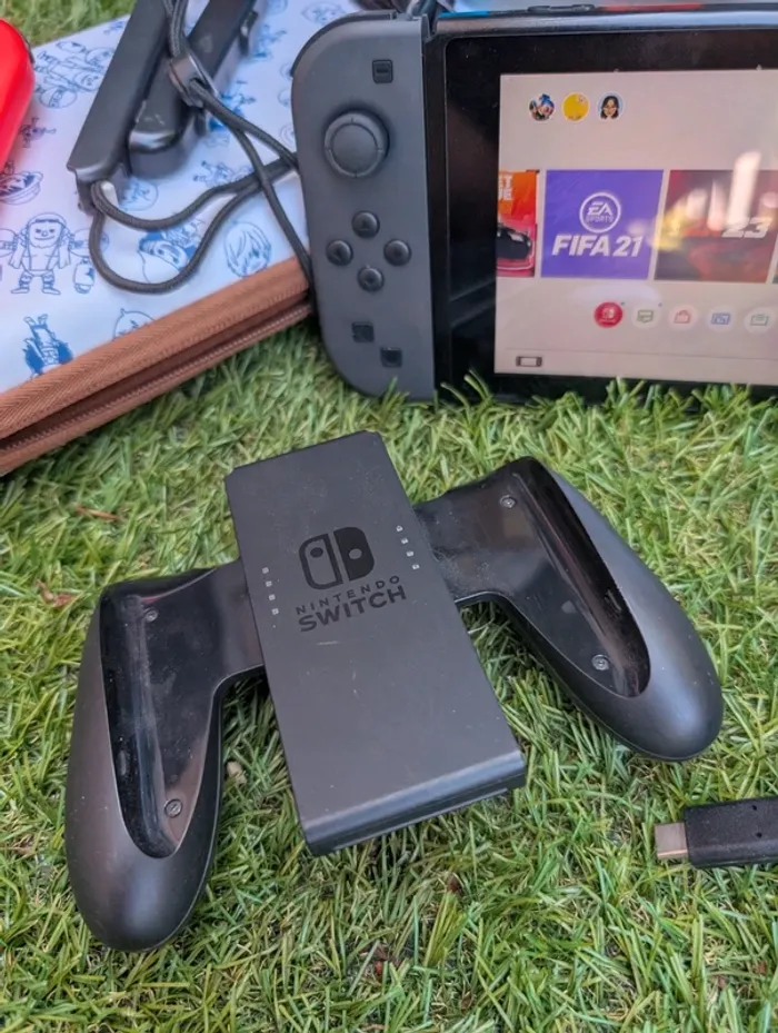 Console Nintendo Switch manettes carte SD pochette ect.. - photo numéro 12