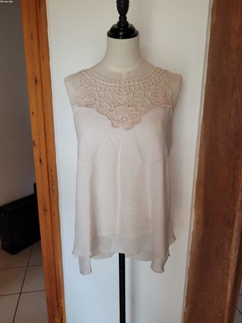 Débardeur marcel avec une partie faite au crochet