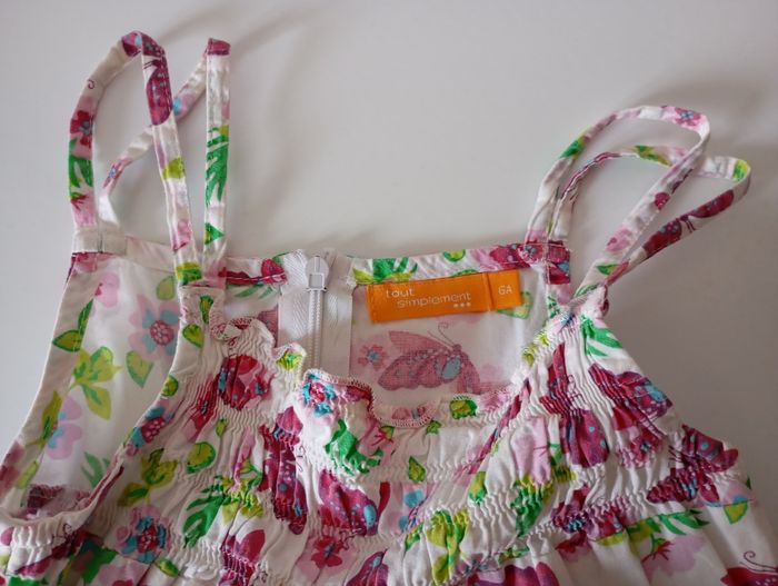 Robe d'été,6! ans ,blanche et imprimé multicouleus  papillons , Tout simplement. Très bon état - photo numéro 6