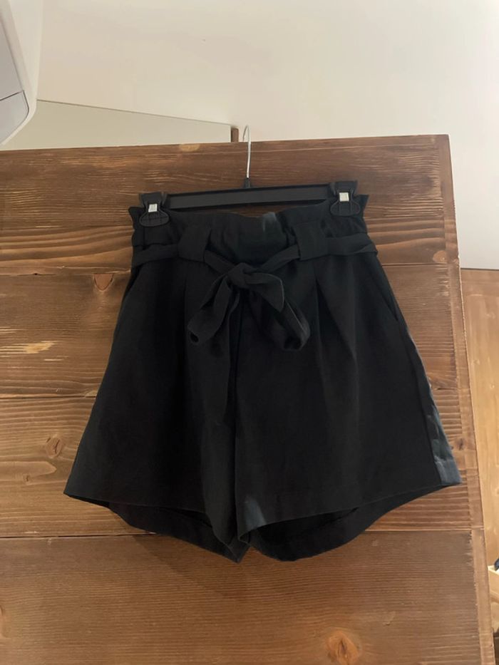 Short noir taille élastique avec ceinture