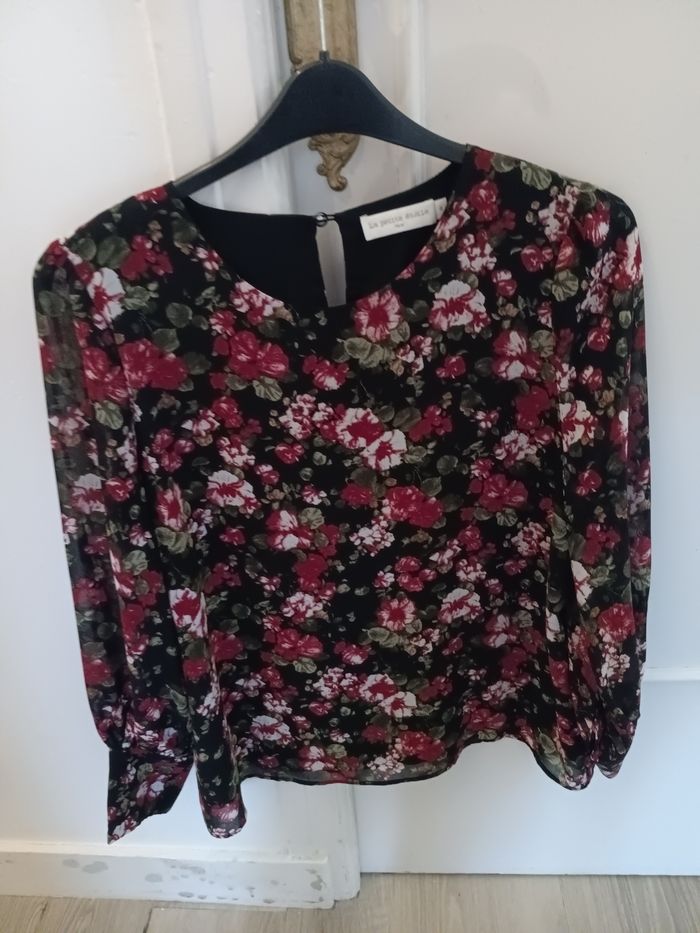 Blouse en voile avec des motifs à fleurs