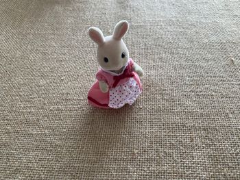 Figurine Lapin Sylvana maman beige robe rose Sylvanian Families