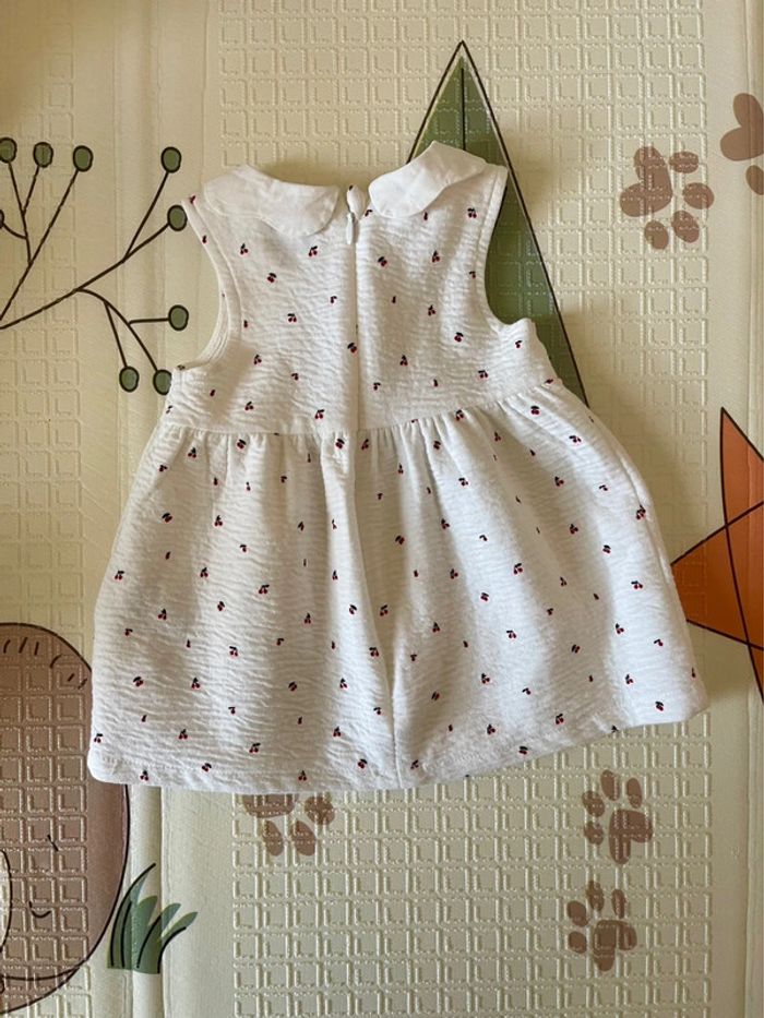 Robe blanche col Claudine motif cerise-Kiabi-Taille 3 mois-neuve sans étiquette - photo numéro 2