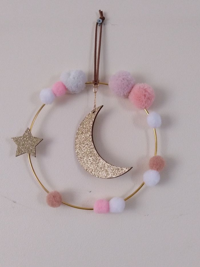 Décoration murale ronde - lune étoile et pompons