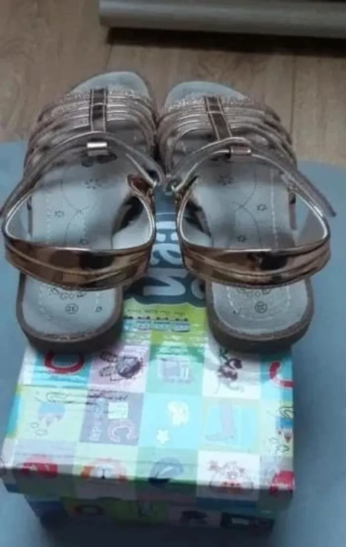 Chaussures sandales / sandalettes nu-pieds dorées pointure 32 en parfait état - photo numéro 3