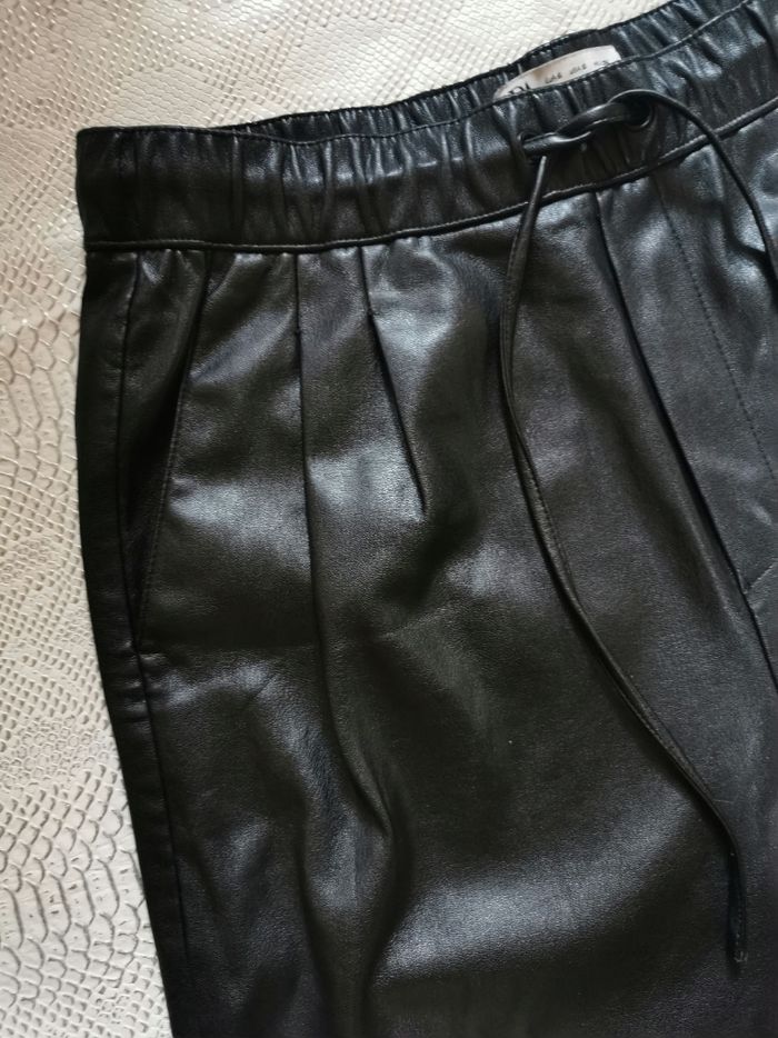 Pantalon carotte en simili cuir noir Zara T36 - photo numéro 6