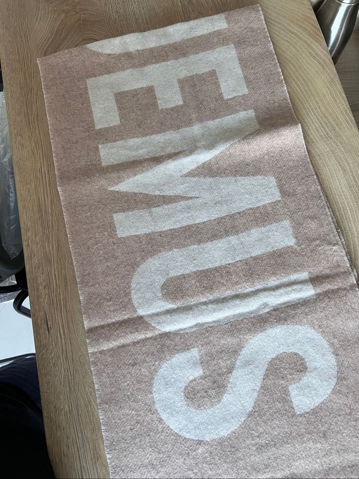 Écharpe Jacquemus jamais porté - photo numéro 2
